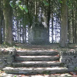 Duits oorlogsmonument opgetrokken in leisteen