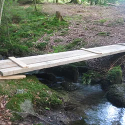 Indien je dit brugje dient te nemen, heb je een afslag van GR151 gemist. Het brengt je terug naar de route.
